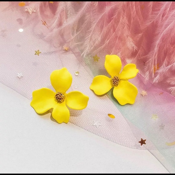 NEW 🌸 Delicate yellow petal flower earring - Picture 4 of 4